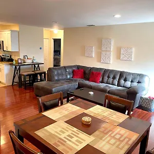 Holiday home South Home! Close To Beaches, Airport & Downtown